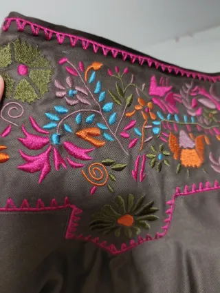 Falda marrón con flores bordadas