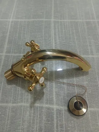 Grifo de latón dorado con tapón