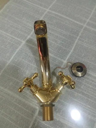 Grifo de latón dorado con tapón