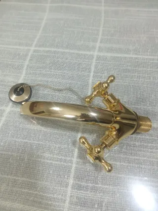 Grifo de latón dorado con tapón