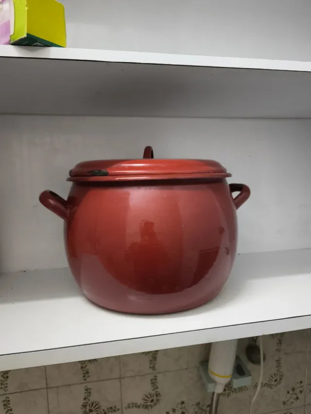 Olla antigua roja con tapa