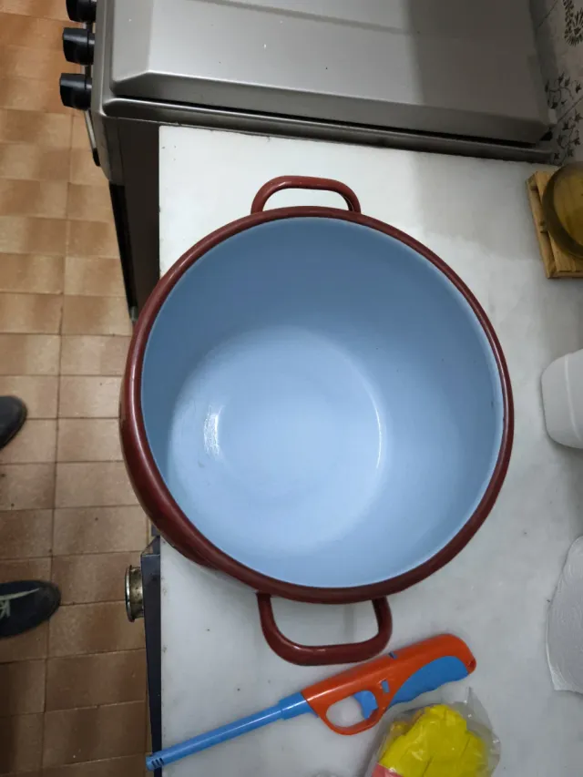 Olla antigua roja con tapa