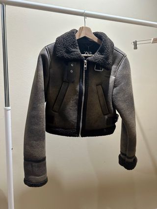 Cazadora Zara efecto piel forrada