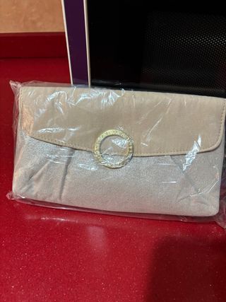 Bolso de mano beige y dorado