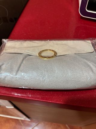 Bolso de mano beige y dorado