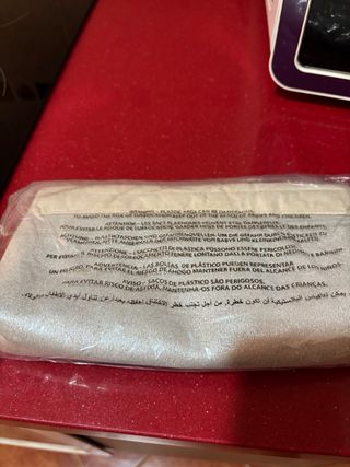 Bolso de mano beige y dorado