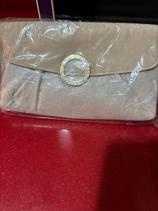 Bolso de mano beige y dorado