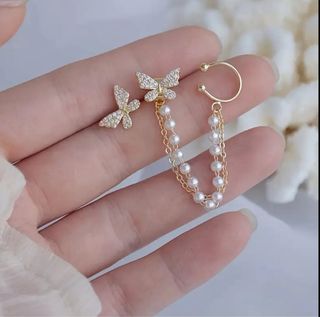 Elegante par de pendientes mariposa cadena y perla