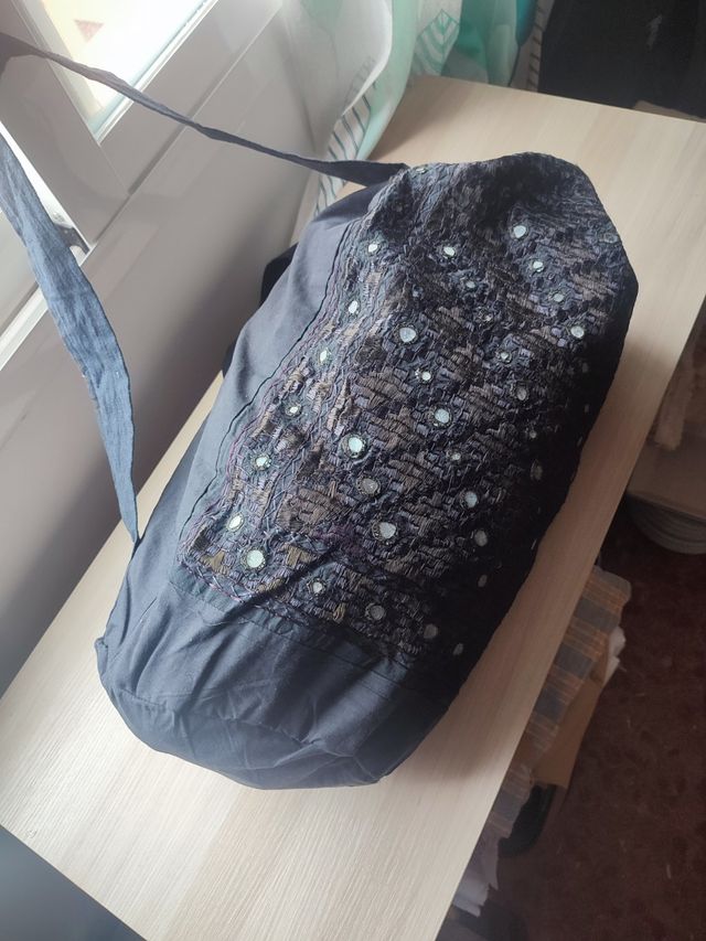 Bolso SACO (India) – negro bordado (40 cm)