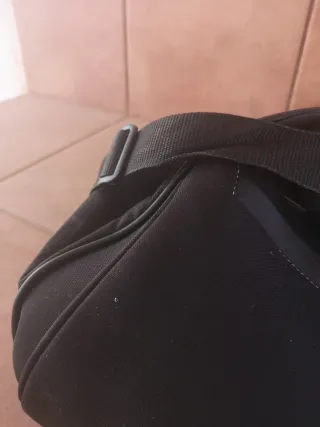 Maleta de viaje negra con ruedas