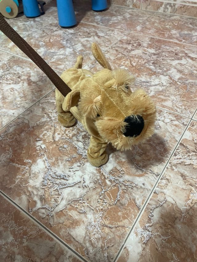 Perrito de peluche con correa