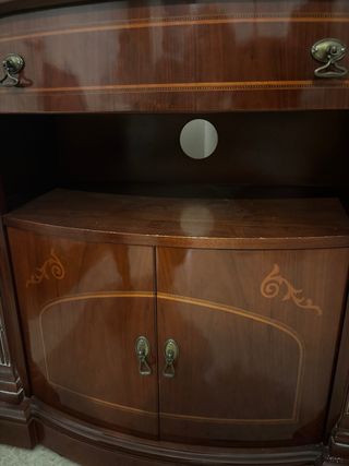 Mueble de salón para televisión con ruedas.