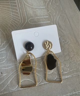 Pendientes dorados con detalles negros