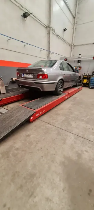 BMW E39 520i