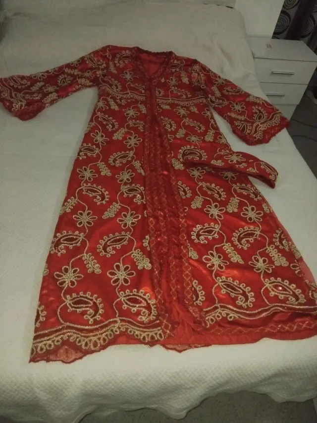 Vestido largo bordado rojo y dorado