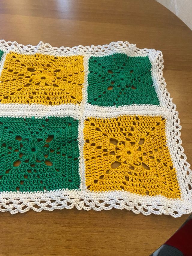Centrino uncinetto fatto a mano giallo/verde