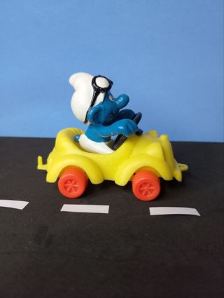40210 Super Puffo con auto gialla.