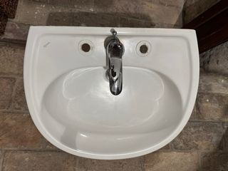 Lavabo bagno in ceramica con rubinetto