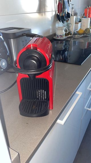 Cafetera Nespresso Krups Roja + soporte y caja
