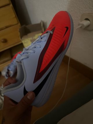Zapatos de fútbol sala Nike azul y rojo