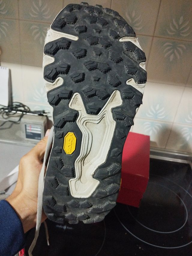 New Balance Hierro V9 Talla 42