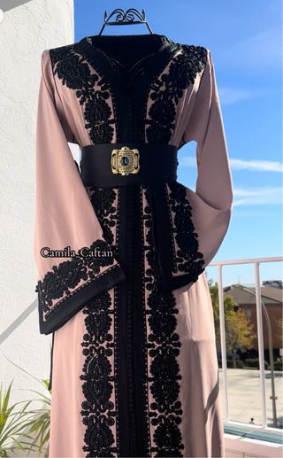 Caftán con cinturón negro