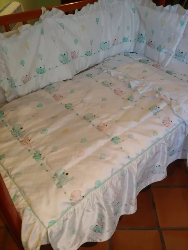 Cubre cuna con dibujos de animales y globos