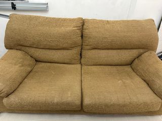 Sofá de tela beige y marrón