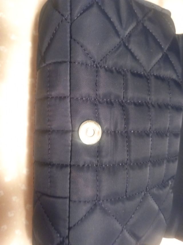 Bolso azul acolchado con cadena plateada