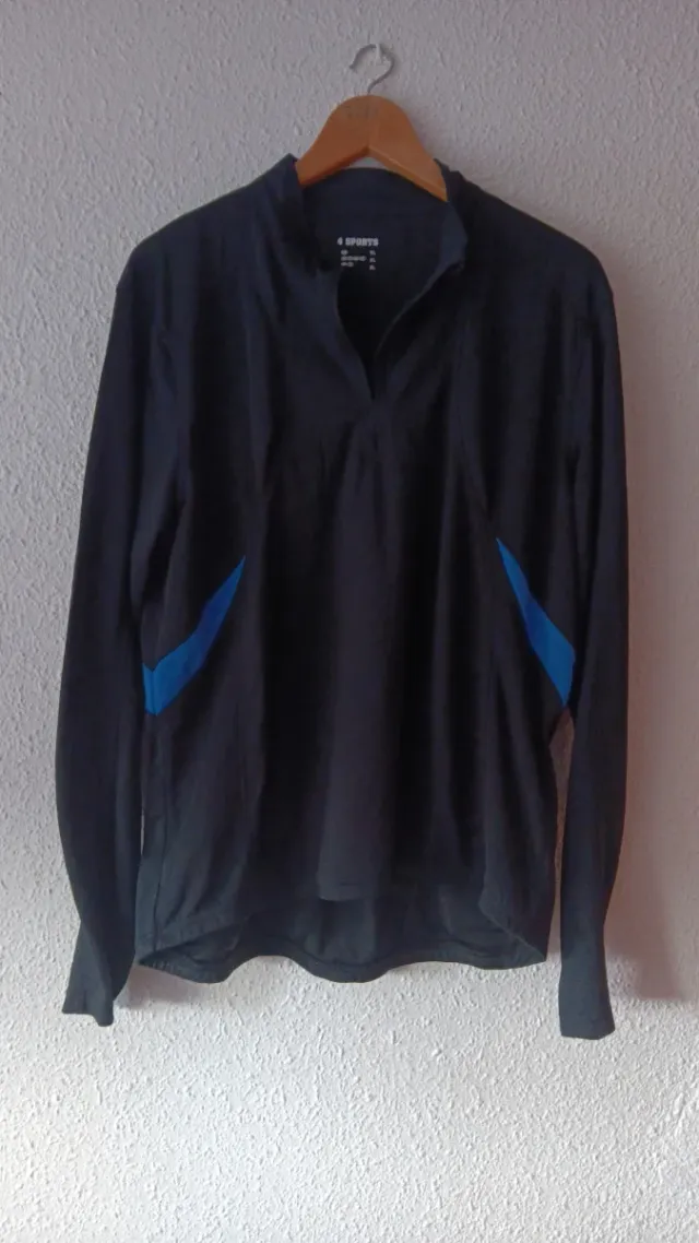 Camiseta deportiva negra con detalles azules