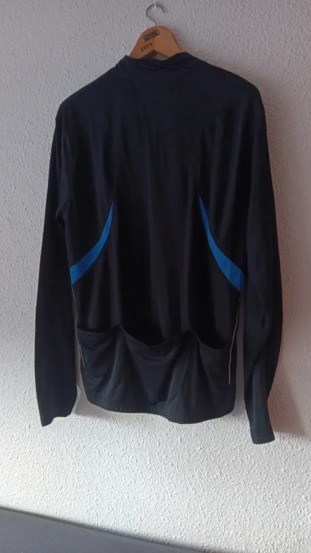 Camiseta deportiva negra con detalles azules