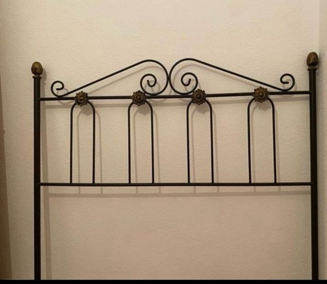 Cabecero de forja negro y dorado