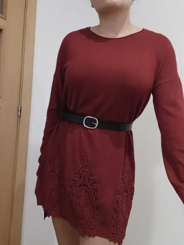 Vestido burdeos manga larga con encaje