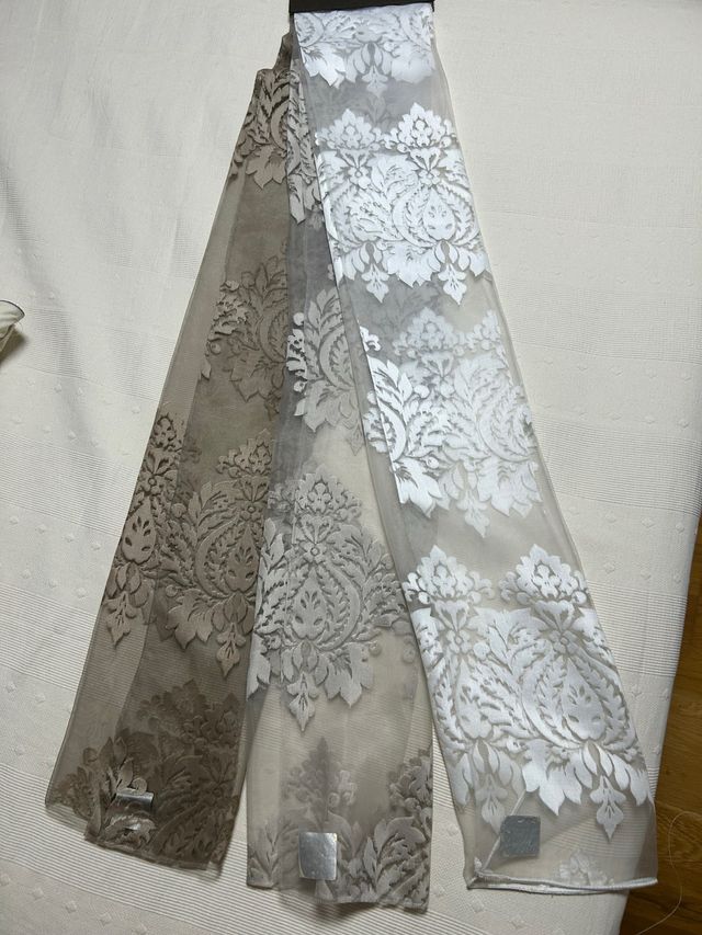 Muestrario de telas con diseño damasco