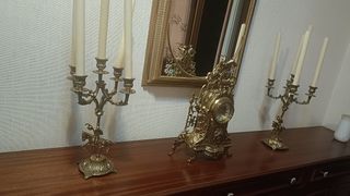 Reloj y candelabros de bronce