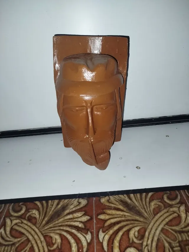 Busto de madera hombre con sombrero