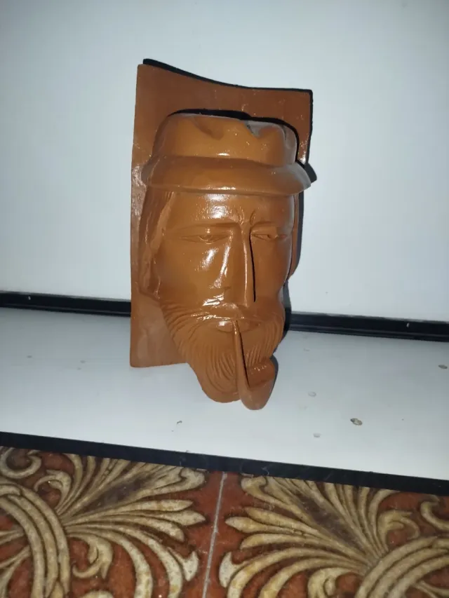 Busto de madera hombre con sombrero