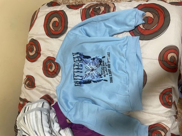 Sudadera azul con estampado de mariposa