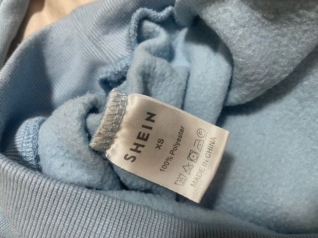 Sudadera azul con estampado de mariposa