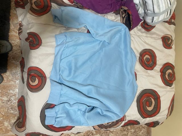 Sudadera azul con estampado de mariposa