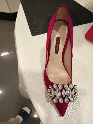 Zapatos y bolso fiesta fucsia UTERQUE