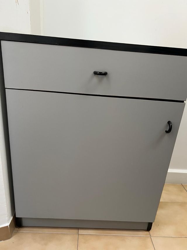 Cajón con armario gris y negro