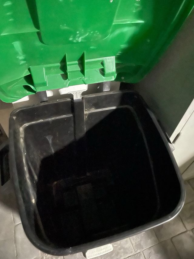 Contenedor de basura grande con tapa