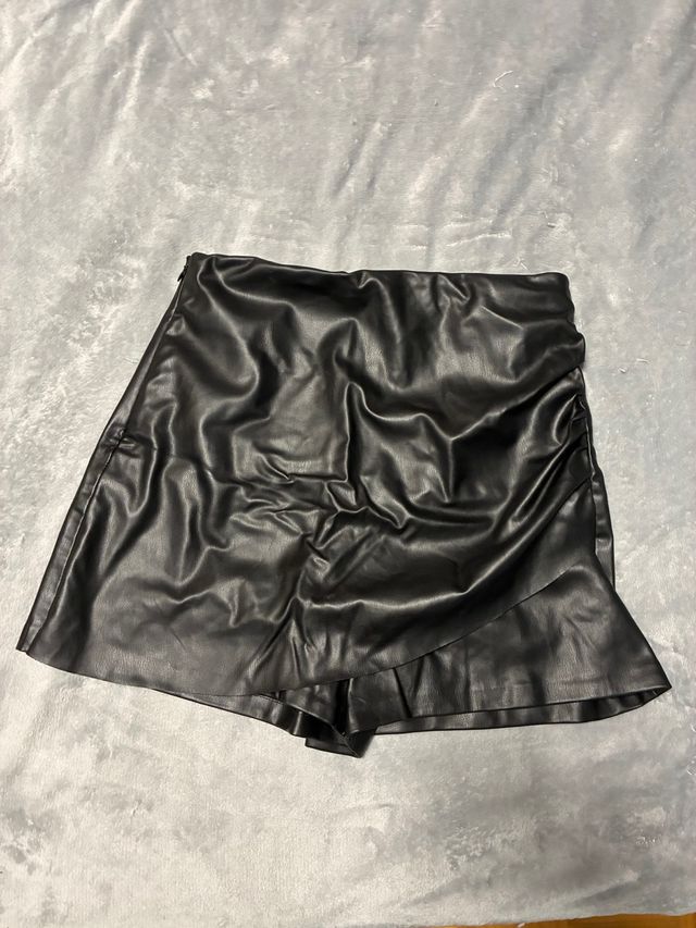 Falda corta efecto piel negra