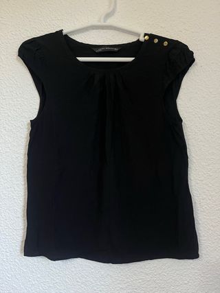 Camiseta Zara negra botones dorados hombro M 