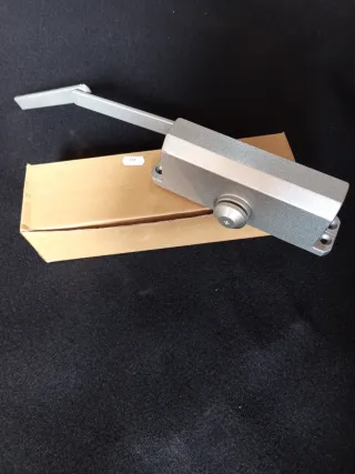 Cierrapuertas plateado con herrajes