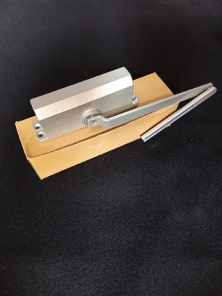 Cierrapuertas plateado con herrajes