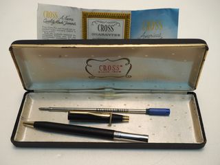 Cross Boligrafo Negro Caja Metálica Fondo Beige