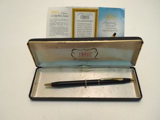 Cross Boligrafo Negro Caja Metálica Fondo Beige