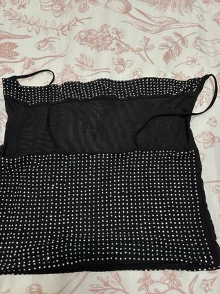 Top negro con pedrería plateada